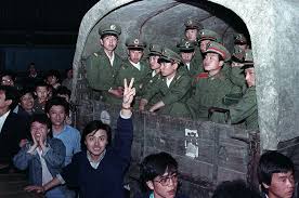 Short for 天安門廣場／天安门广场 (tiān'ānmén guǎngchǎng, tiananmen square). å'æžªå'å­å¼¹ æ˜¯è¦æ­»äººçš„ å…­å››å†›å®˜è¿½è¿°å¤©å®‰é—¨æ¸…åœº Abc News