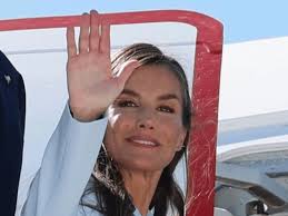 La reina Letizia recicla su traje azul en la visita oficial a Egipto junto  al rey Felipe VI