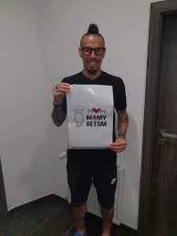 Zatiaľ nie je isté, či vôbec a kedy odídu za ním k žltému moru. Mamy Detom Marek Hamsik Pre Nas Najkrajsi Usmev A Facebook