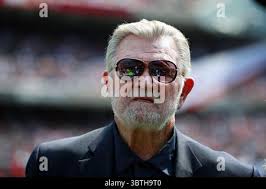 Chicago Bears' head coach Mike Ditka looks over guard Mark Bortz