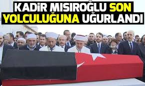 Tedavi gördüğü hastanede çoklu organ yetmezliğinden hayatını kaybeden yazar kadir mısıroğlu'nun cenazesi çengelköy'deki. Kadir Misiroglu Icin Cenaze Toreni Duzenlendi