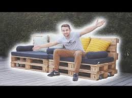 Voici des astuces en vidéo pour décorer votre canapé, on adore l'idée de la guirlande lumineuse ! Comment Fabriquer Un Canape En Palettes Avec Mr Walt 3 En Un