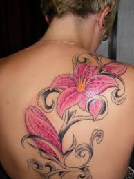Dabei kann eine allergische reaktion, wenn der körper also allergisch auf einen inhaltsstoff der farbe reagiert, erhebliche konsequenzen haben. Blumen Rucken Tattoo Von Art N Style