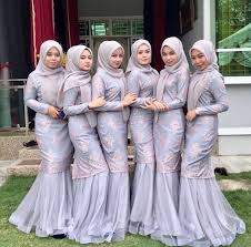 Pakaian ini tampak menarik dengan kombinasi kain brokat sebagai atasannya yang dipadankan dengan kain satin polos. 20 Inspirasi Baju Bridesmaid Muslimah Yang Modis Dan Elegan Updated 2021 Bukareview