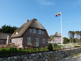 Wenn sie interessiert sind, eine immobilie auf amrum zu erwerben, so gibt es ein paar adressen, die sicherlich interessant sind: Ferienhaus Haus Amrum Nebel Firma Amrum Tourismus Herr Peter Lange