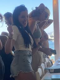 Διαβάστε τα σχόλια για τα ξενοδοχεία και επιλέξτε το καλύτερο ξενοδοχείο για τη διαμονή σας. Mykonos O Mpape H Psaroy On Fire Kai Ta Metallagmena Tzip Twn 150 000 Eyrw