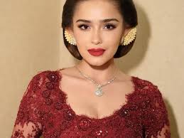 Mirip Seperti Boneka, Ini 6 Potret Cantik Yasmine Wildblood Saat Pakai  Kebaya dan Sanggul