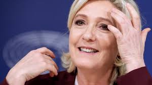 Marine le pen, dirigeante du rassemblement national et candidate pour 2022, fait face aux juges mercredi pour avoir diffusé des images d'exactions de daesh sur twitter. Marine Le Pen Euractiv Com