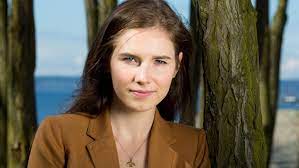 But she's still clinging to a bit of her past. Amanda Knox Engaged Boyfriend Christopher Robinson S Nerdy Proposal