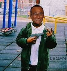 He is a meme because he is very tanned even if he is italian and supposed to be white. 50 Sfumature Di Carlo Conti Knowing Nothing In Life But To Be Legit Don T Quote Me Boy Cause I Ain T Saying Shit N W A Facebook