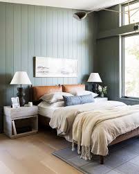 Modern Master Bedroom Decor With Vertical Shiplap In Dark Green Walls Dark Gree Bedrooms Hauptschlafzimmer Gastezimmer Einrichten Schlafzimmer Design