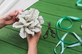 The house that aujourd'hui l'auteure nous propose de réaliser de très simples mais très jolies fleurs en papier crépon qui vous permettront de décorer toute votre maison ! Main De La Personne Sur Une Fausse Fleur De Papier Crepon Sur Fond Texture Vert Photo Gratuite