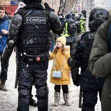 Mehr als 70 prominente haben einen offenen brief an den russischen präsidenten wladimir putin mit der bitte unterschrieben, dem kremlkritiker alexej nawalny, der in einer strafkolonie sitzt, medizinische behandlung zu erweisen. Alexej Nawalny Gegen Grigori Jawlinski Russlands Opposition Ist Gespalten Politik