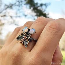 Maybe you would like to learn more about one of these? Grosshandel Schone Schmetterling Ring Weiss Opal Steine Anel Weiblichen Schmuck Schwarz Goldfarbe Frauen Geschenke Mode Ringe Schmuck Zubehor Von Yanliyin 7 67 Auf De Dhgate Com Dhgate