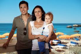 Desta forma, quando os avós vivem na mesma casa que os netos, é natural que hajam responsabilidades diretamente ligadas aos cuidados e educação dos mesmos (gomes, 2006). Caras Gio Rodrigues E Ana Gomes Rendidos Ao Filho Lourenco