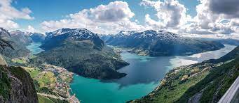 Der oppe kjem du i nærkontakt med den mektige naturen. Loen Skylift