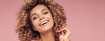 Basta avere delle strisce di tessuto oppure crearle con stracci vecchi. Come Asciugare I Capelli Ricci Per Averli Definiti