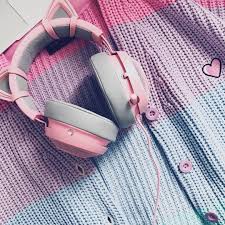 Razer Kraken Pro V2 Oval Ear Cushions Analog Gaming Headset My Wonderful Husband Gifted Me This Adorable Headset From Razer Along With The Matching Kitty Ears And Im In Love The Cardigan Razer Pink Games Gamer Room