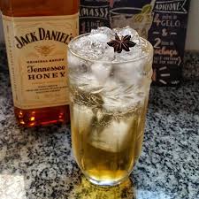 Club Honey Drink Que Leva 1 Dose E Meia De Whiskey Com Mel Suco De Meio Limao E Club Soda Para Completar Simples E Referescante Fot Soda Suco Coisas Uteis