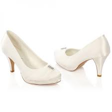 Retrouvez toutes les tendances parmi nos magasins de chaussures partenaires. Chaussure Mariage Ivoire Ou Blanche En Satin A Bout Rond Talon 8 Cm Hannah Westerleigh