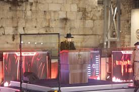 הטקס מסמל את המעבר מאירועי יום הזיכרון לחגיגות יום העצמאות ובמהלכו מונף דגל ישראל בחזרה לראש התורן. Rjqt2ua2njku5m