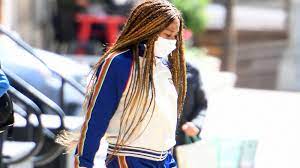 Naomi campbell has sparked a pregnancy riddle by announcing she is a mum at 50.the brit naomi cradles her baby girl's feet as she tells fans she's now a mothercredit: Naomi Campbell Ratsel Um Ihr Baby Vor 3 Wochen Sah Sie Nicht Schwanger Aus