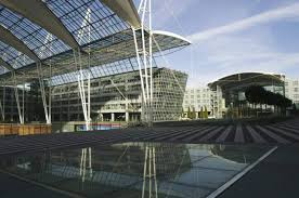 Helmut jahn vor dem messeturm in frankfurt. Prisma Kempinski Hotel Munchen Airport Center Kunstdruck Leinwandbild