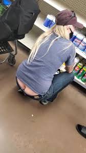 Unaware blonde has her asscrack out - ThisVid.com