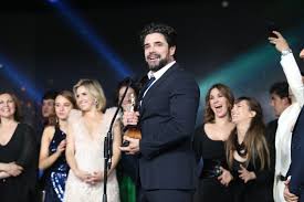 Telefe presenta divina comida, el programa donde cada semana, cinco famosos abrirán las puertas de sus casas para agasajar a sus invitados con una cena, y transformarse en los mejores anfitriones. El Chino Leunis Presento A Su Nueva Novia En Instagram Que Seas Siempre La Mas Feliz Tn