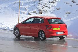 Podle posledních dostupných informací to vypadá, že nová generace dá sbohem karosářskému provedení kombi a fabia tak na trhu zůstane pouze coby pětidveřový hatchback. The New Generation Of The Skoda Fabia Was Photographed For The First Time He Will Come Next Year World Today News