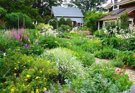 Grosser Garten Im Englischen Cottage Design Mit Uppigen Beeten Garten Anlegen Permakultur Cottage Garten