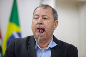 Mônica Rodrigues faz leitura de manifesto em defesa dos animais