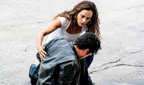Alice braga (born april 15, 1983) is a brazilian actress who has starred in such brazilian movies such as 'city of god' (cidade de deus) and 'lower city' (cidade baixa). Queen Of The South Star Alice Braga Shares Snap Of Hand Injury During Season 5 Filming Tv Radio Showbiz Tv Express Co Uk