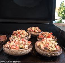 Viele menschen konsumieren pilze, nicht nur vegetarier und veganer. Gefullte Portobello Pilze Familie Sterr