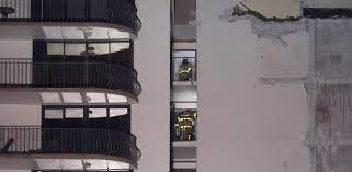 Al menos 51 personas se encuentran desaparecidas después del derrumbe parcial de un edificio de doce pisos en surfside, en miami beach. Tebfpl5 Lscagm