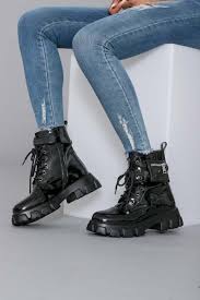 Si vous êtes tenté par une coupe imposante à lacets assez solide pour convenir en toute saison. Bottines Noires A Pochettes Grosse Semelle A Lacets Cinelle Paris