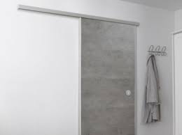 Grâce à un large choix de dimensions et de types d'ouverture, cet aménagement trouvera facilement sa place dans toutes les salles de bains. Une Porte Coulissante A Monter Soi Meme En Toute Simplicite Grosfillex