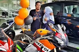 Suami tiqa merupakan komposer di studio fanikatun yang diusahakan mereka berdua. Bikin Iri Istri Kasih Hadiah Ulang Tahun Pernikahan Motor Gede Untuk Sang Suami Gridoto Com