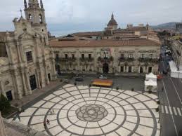 140, riesce a manovrare sia davanti il banco con speciale effetto di prospettiva e profondità, sia dietro lo stesso banco. Acireale Dal Campanile Della Cattedrale Lo Spirito Vola In Alto E Si E Piu Vicini A Dio La Voce Dell Jonio