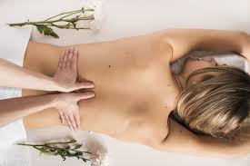 Skachivajte Vysokij Ugol Zreniya Zhenshiny Poluchayushej Massazh Spiny Ot Terapevta Besplatno Massage Benefits Spa Massage Massage