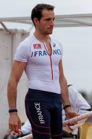Durant son adolescence, et en parallèle à ses activités athlétiques, il s'exerce à la voltige au sein d'un centre équestre dirigé par son père, gilles lavillenie, un ancien perchiste amateur 5. Renaud Lavillenie Wikipedia