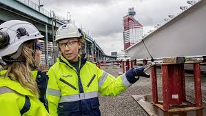 700 meter varav cirka 220 meter över vattnet bredd: Stalet Formar Hisingsbron Skanska Se