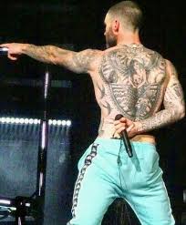 The lead singer of maroon 5 showed off his abs, tatts and strength in a video of one of the workouts he's been doing while on. Pin On Fashion Style Men