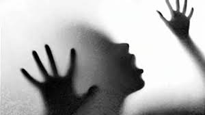 Lalu, saya parkirkan ke tepi. Dua Tangan Terlihat Moranta Dan Memukul Mukul Kaca Taksi Online Yang Parkir Di Tempat Sepi Sriwijaya Post