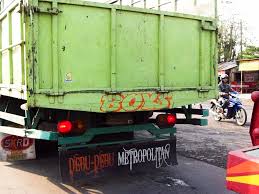 Hasil gambar untuk tulisan lucu di bak truk