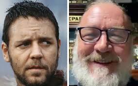 As of april 2021, russell crowe has an estimated net worth of more than $120 million. Russell Crowe Surge Irreconhecivel Em Video De Aniversario Veja Quem Quem News