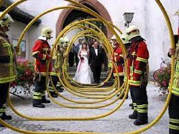 Pin Von Alicia Gardner Auf Firefighter Wedding Feuerwehrhochzeit Feuerwehrmann Hochzeit Feuerwehrmann