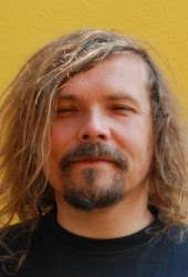 Nejen že je zarputilým veganem, ale před pěti lety dokonce prý nadobro zahodil boty. Petr Vachler Kinobox Cz