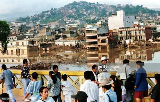 FOTO POST HURACÁN MITCH EN TEGUCIGALPA ___ 1998. .