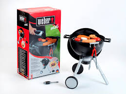 It is designed to maximize airflow and heat retention, which allows outdoor chefs to cook foods to perfection. Weber Kettle Barbecue With Light And Sound Klein Toys Shop
